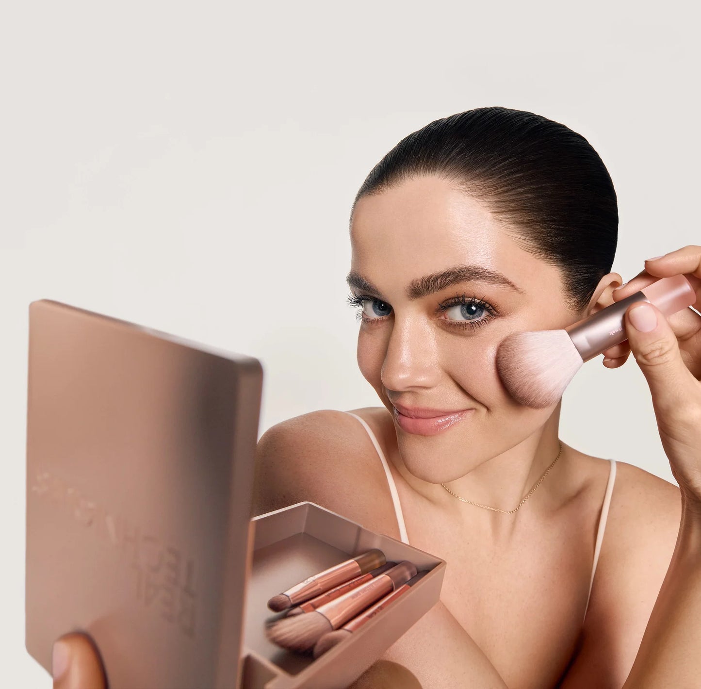 New Nudes 2.0 On-The-Glow Mini Brush Set + Mirrored Compact - Bajo Pedido