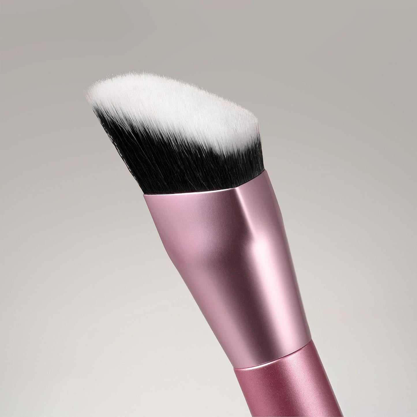 Cheek Hugging Contour Brush - Bajo Pedido