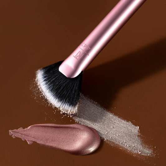 Sheer Radiance Fan Makeup Brush - Bajo Pedido
