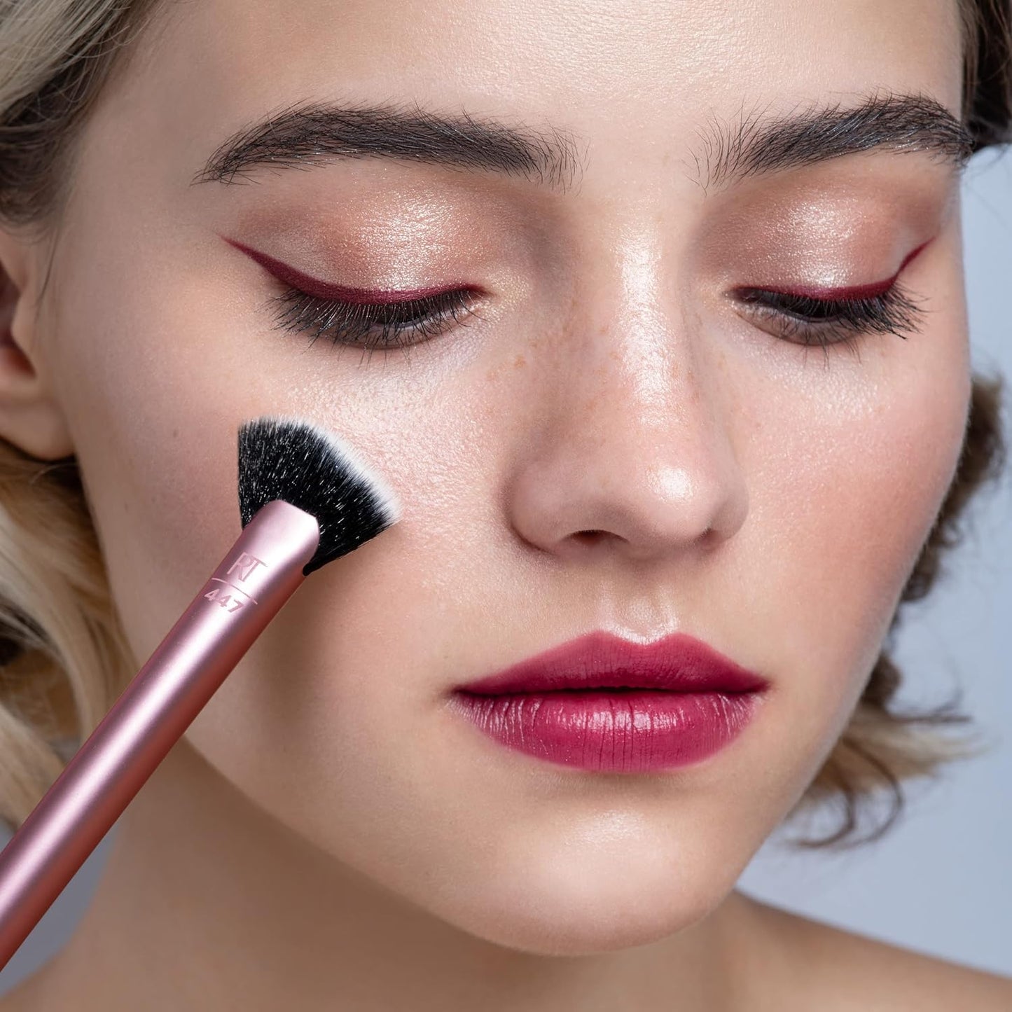 Sheer Radiance Fan Makeup Brush - Bajo Pedido
