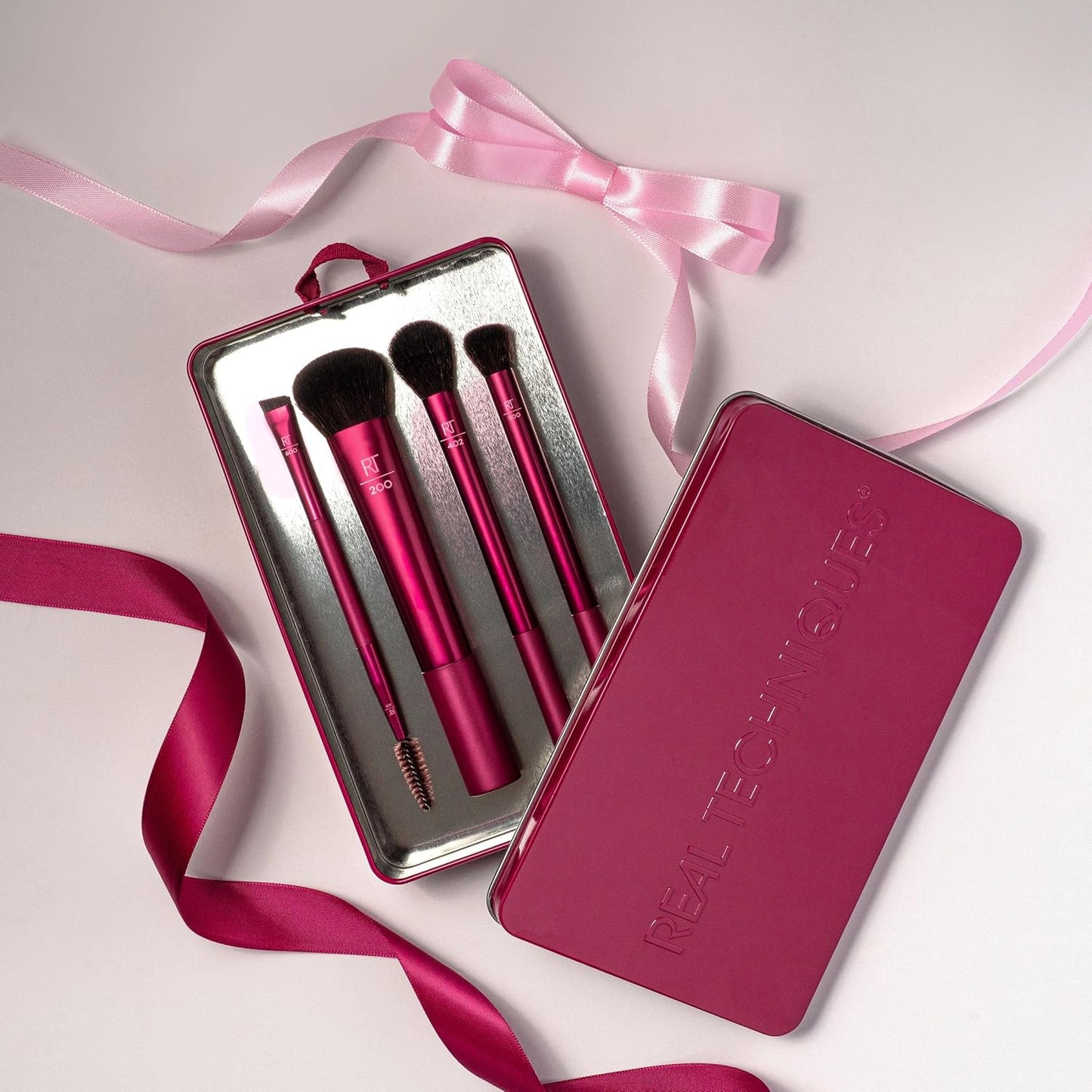 Blend, Set + Stash 5 Piece Holiday Makeup Brush Set with Storage Tin - Bajo Pedido